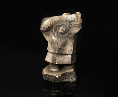 Скульптура «С добычей». Кальцит, упаковка: деревянный ящик